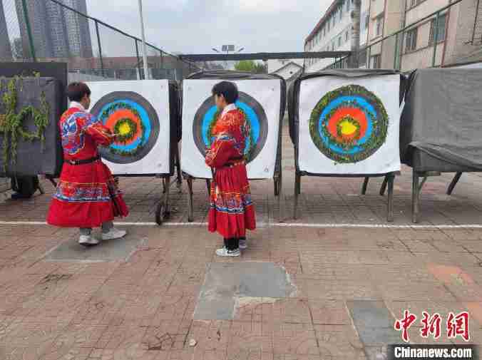 山西大学的20所高校学生拍摄柳树“清明节”弘扬中国传统艺术文化
